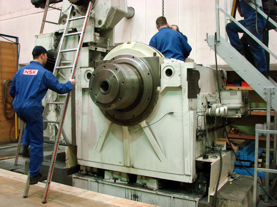 NSK replaces spindle bearings on large surface wheel lathe